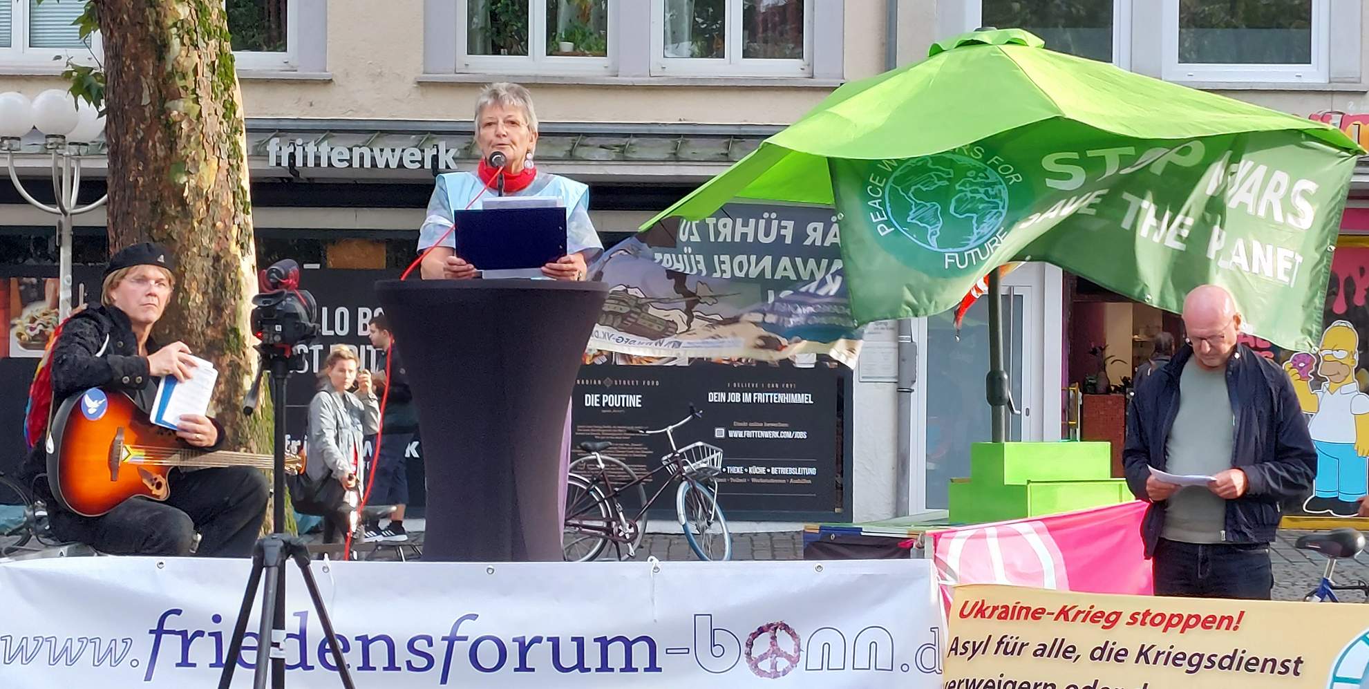 Karin spricht zur Kundgebung des Friedensforums