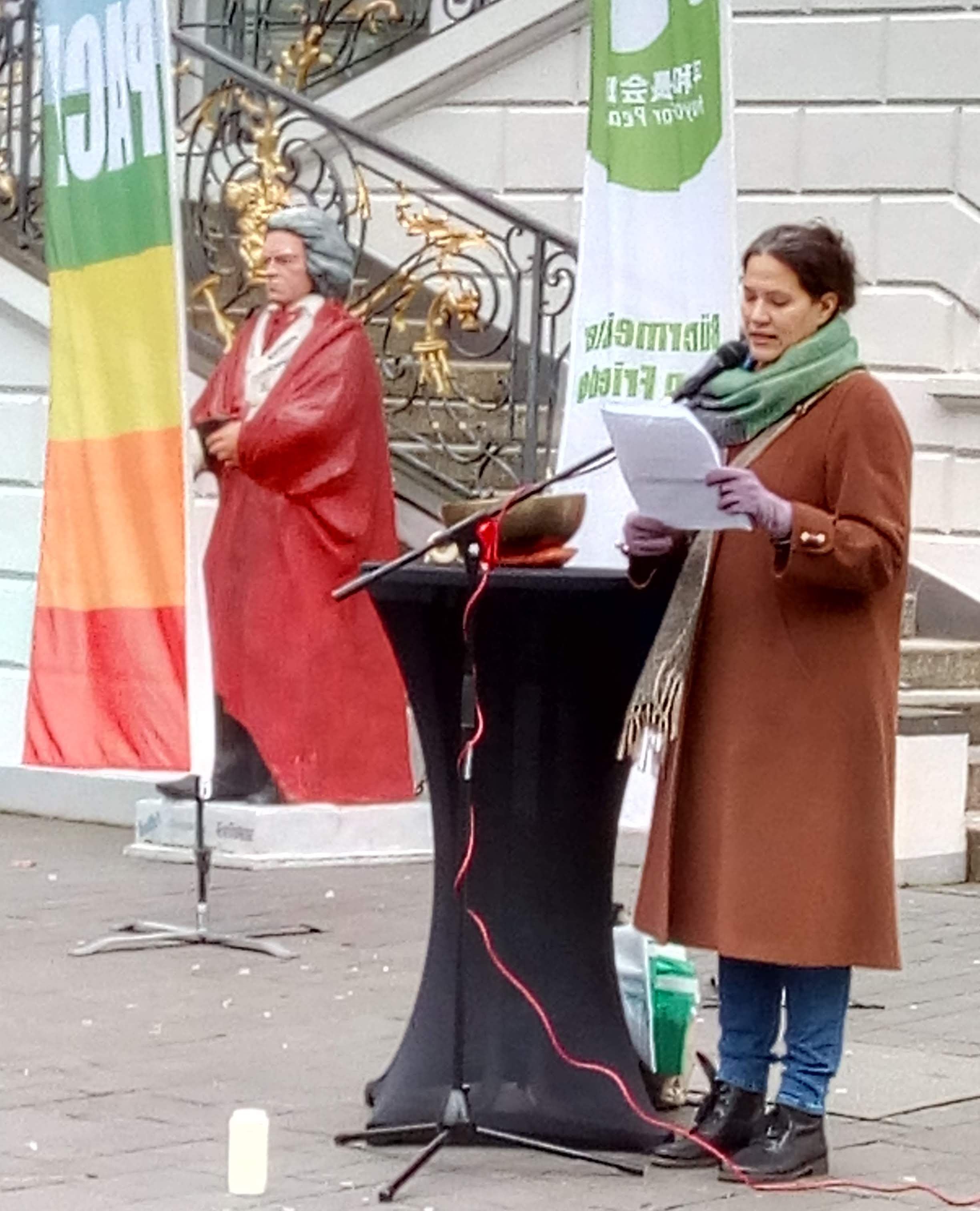 Tanja Banavas spricht vor dem alten Bonner Rathaus