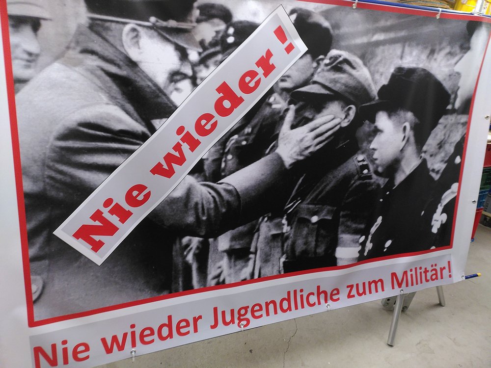 Banner der Mahnwache: Hitler tätschelt Minderjährigen